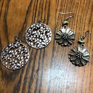 2 pairs floral pierced earrings silver tone